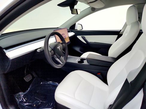 Used 2022 Tesla Model Y Long Range image 11