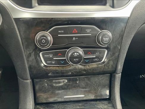 Used 2019 Chrysler 300 Limited image 30