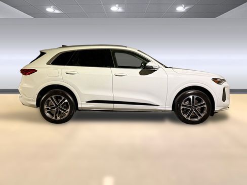 Certified 2025 Audi Q5 Premium w/ Convenience Package image 7