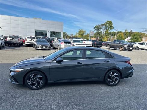 Certified 2025 Hyundai Elantra SEL image 6