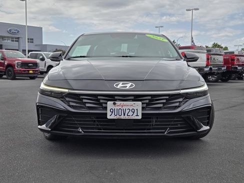 Used 2025 Hyundai Elantra Limited FWD image 2