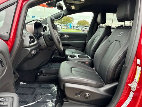 New 2026 Chrysler Pacifica Select w/ S Appearance Package image 10