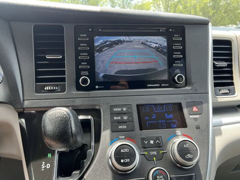 Used 2019 Toyota Sienna LE FWD image 21