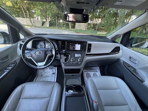 Used 2018 Toyota Sienna XLE w/ XLE Navigation Package AWD/4WD image 7