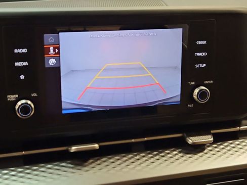 Used 2024 Kia Carnival LX FWD image 3