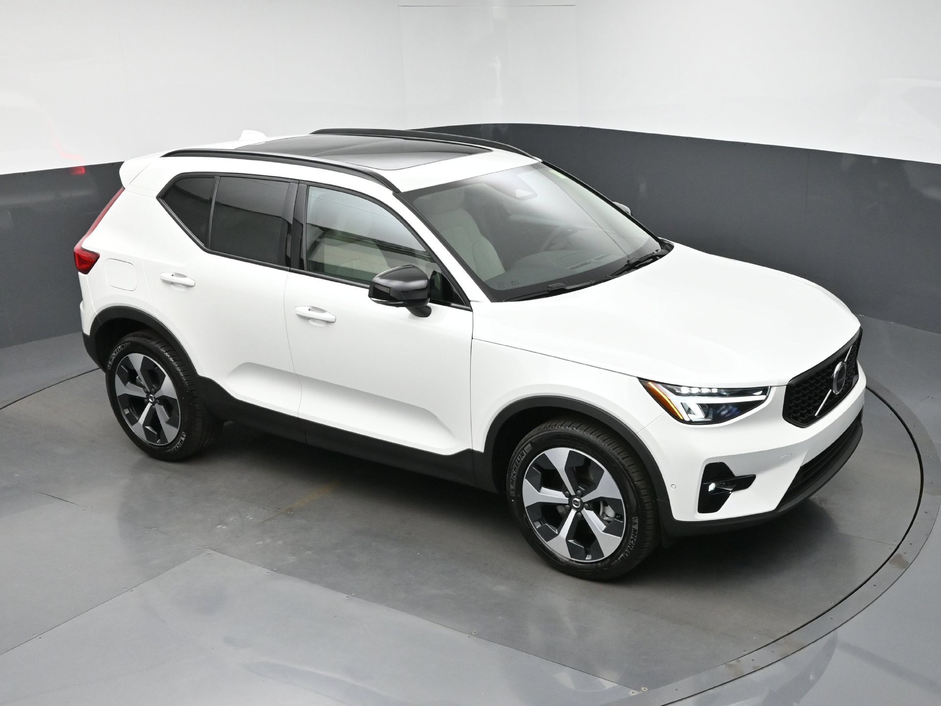 New 2026 Volvo XC40 B4 Plus w/ Protection Package Premier FWD image 43