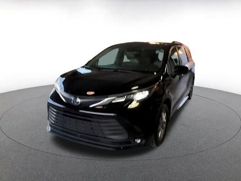 Used 2025 Toyota Sienna XLE image 7
