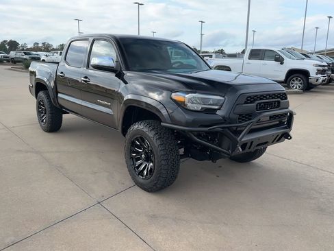 Used 2022 Toyota Tacoma Limited image 2