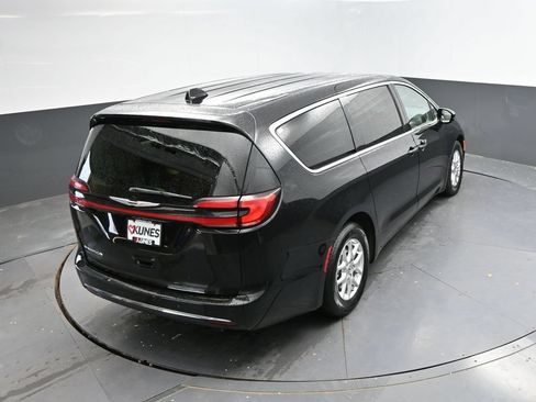 Used 2024 Chrysler Pacifica Touring-L FWD image 29