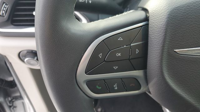 Used 2024 Chrysler Pacifica Touring-L FWD image 10