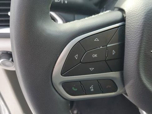 Certified 2024 Chrysler Pacifica Touring-L image 10