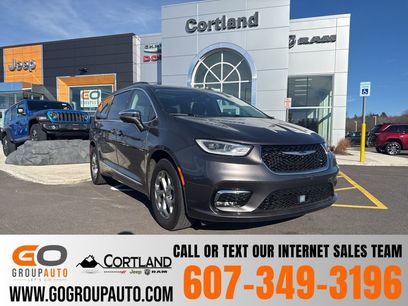 Used 2022 Chrysler Pacifica Limited w/ Uconnect Theater Family Group