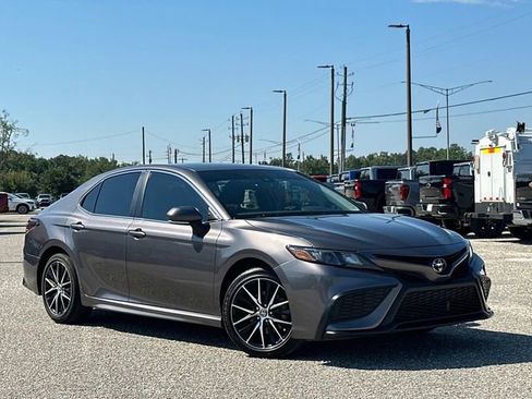 Used 2023 Toyota Camry SE image 12