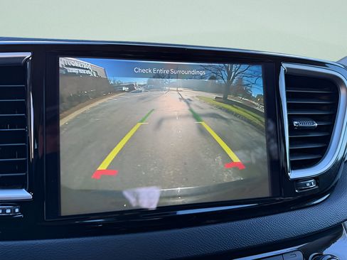 Used 2024 Chrysler Pacifica Touring-L FWD image 9