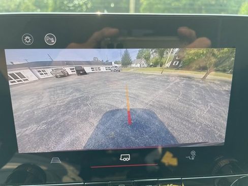 Used 2025 GMC Canyon Elevation image 27