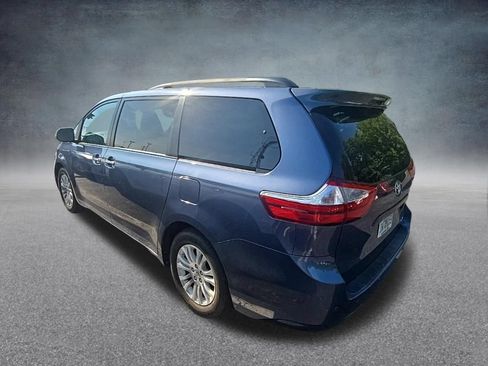 Used 2017 Toyota Sienna XLE Premium FWD image 4