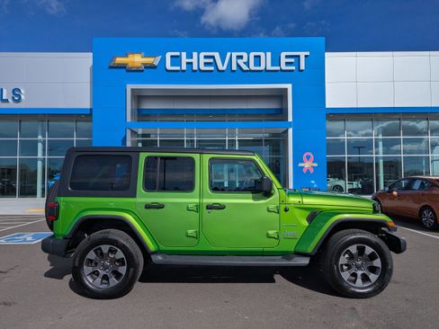 Used 2019 Jeep Wrangler Unlimited Sahara w/ Dual Top Group AWD/4WD image 33
