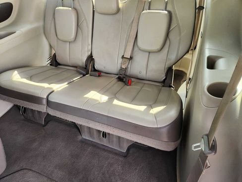 Used 2017 Chrysler Pacifica Touring-L image 30