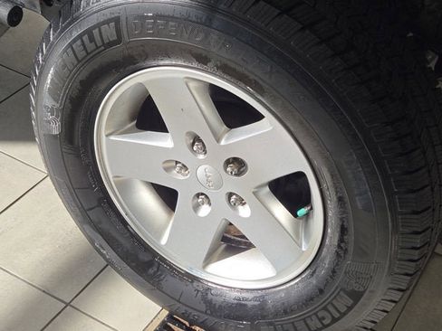 Used 2012 Jeep Wrangler Unlimited Sahara image 14