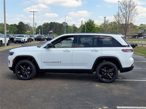 New 2025 Jeep Grand Cherokee Altitude RWD image 40