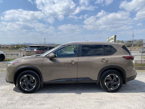 Used 2024 Nissan Rogue SV w/ SV Premium Package image 8