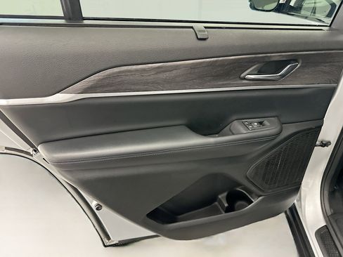 Used 2024 Jeep Grand Cherokee L Limited w/ Luxury Tech Group II image 28