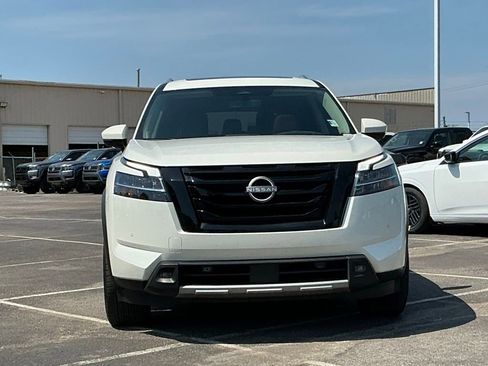 Used 2024 Nissan Pathfinder Platinum w/ Black Appearance Package FWD image 14