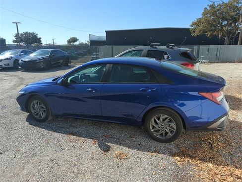 Used 2024 Hyundai Elantra SEL image 2