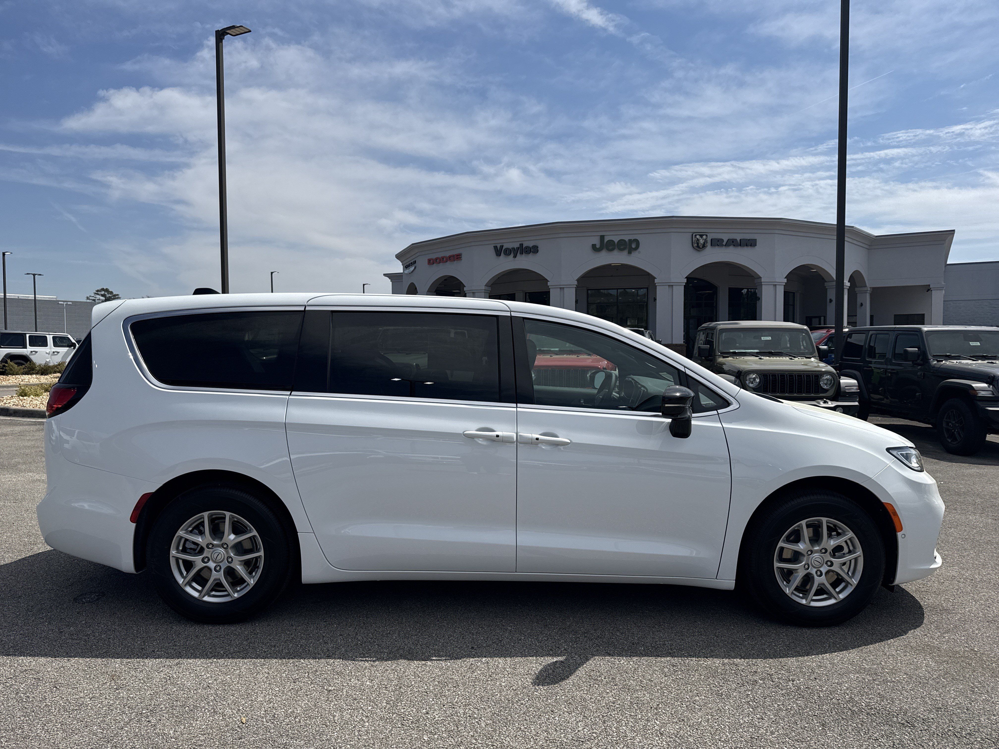 New 2026 Chrysler Pacifica Select FWD image 8