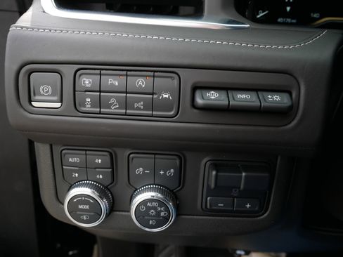 Used 2023 GMC Yukon Denali Ultimate AWD/4WD image 32