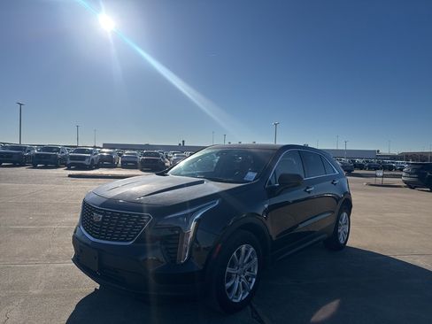 Used 2021 Cadillac XT4 Luxury w/ Cold Weather Package image 9
