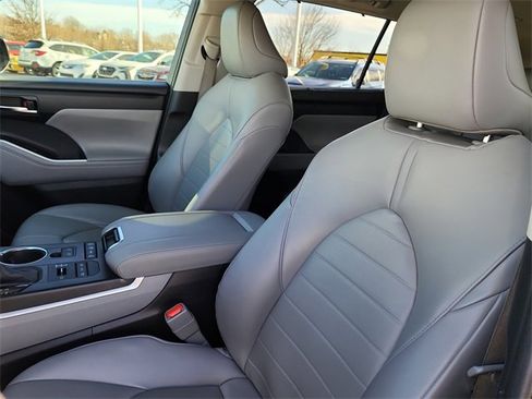 Used 2020 Toyota Highlander XLE image 14