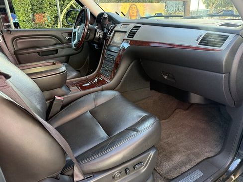 Used 2013 Cadillac Escalade Premium image 14
