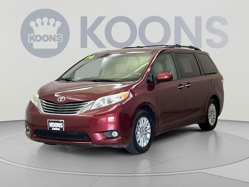 Used 2014 Toyota Sienna XLE w/ Entertainment Package FWD image 4