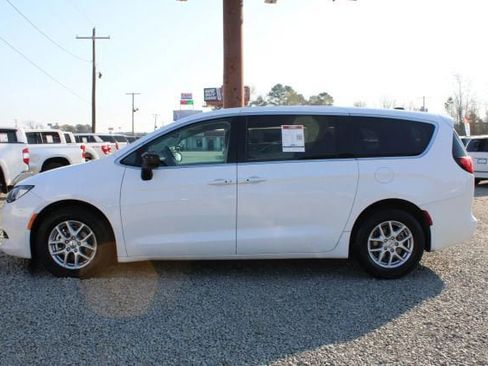 Used 2024 Chrysler Voyager LX FWD image 2