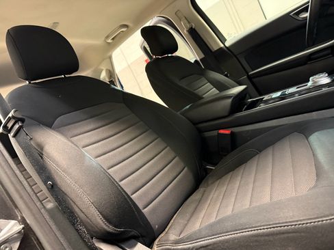 Used 2019 Ford Edge SE image 21