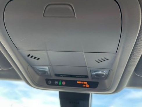 Used 2020 GMC Terrain SLE w/ Driver Convenience Package image 32