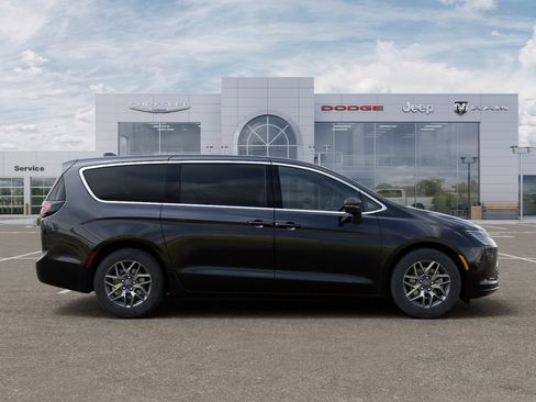 New 2027 Chrysler Pacifica Limited FWD image 21
