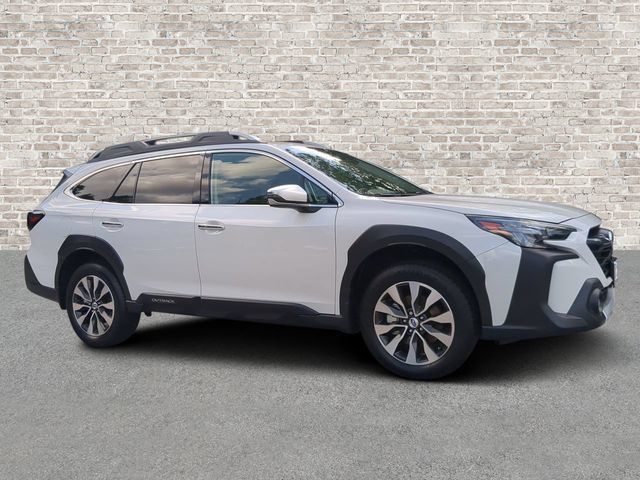 Used 2025 Subaru Outback Touring AWD/4WD image 1