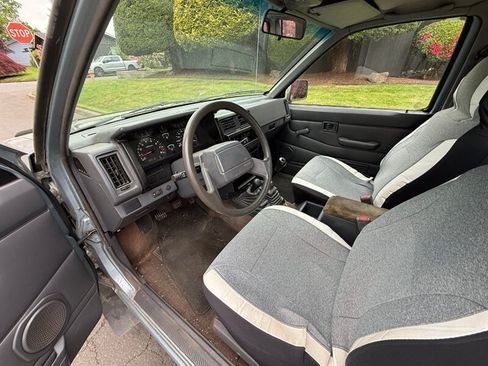 Used 1993 Nissan Pickup 4x4 King Cab image 7