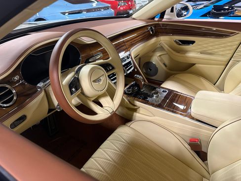 Used 2022 Bentley Flying Spur Plug-In Hybrid AWD/4WD image 3