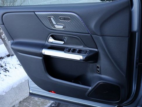 Certified 2025 Mercedes-Benz GLB 250 4MATIC image 37