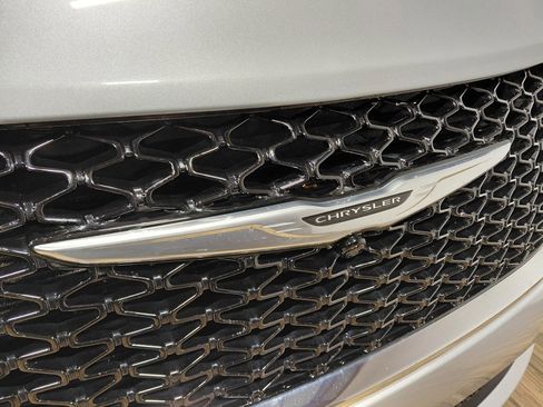 Certified 2024 Chrysler Pacifica Touring-L image 30