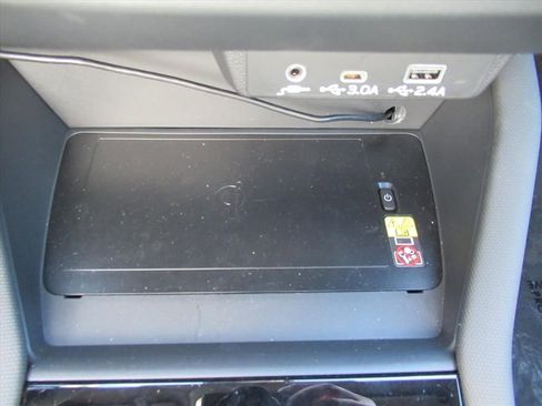 Used 2025 Subaru Forester Premium image 31