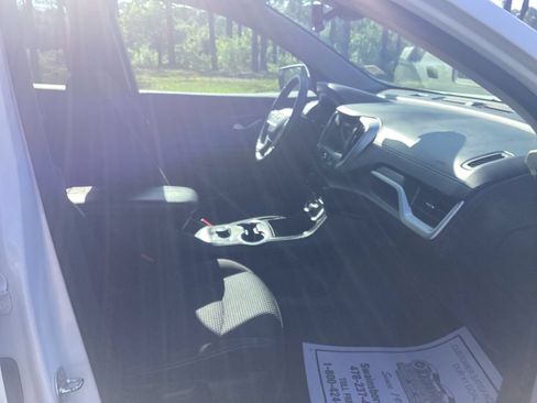 Used 2024 GMC Terrain SLE FWD image 20