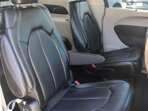 Used 2024 Chrysler Pacifica Touring-L FWD image 11