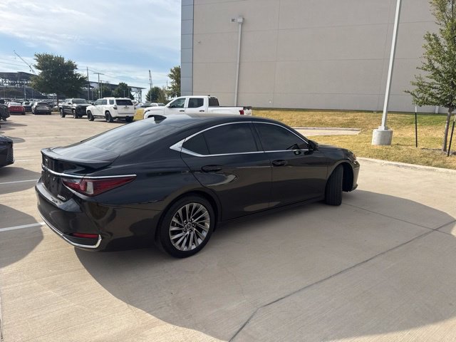 Used 2025 Lexus ES 300h w/ Luxury Package FWD image 3