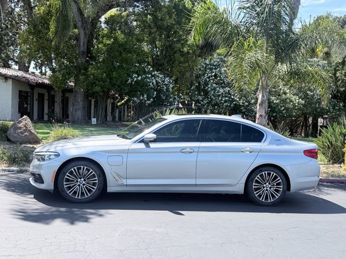 Used 2018 BMW 530e w/ Premium Package 2 RWD image 2