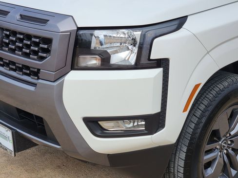 Used 2025 Nissan Frontier SV w/ SV Convenience Package image 9