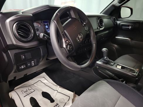 Used 2022 Toyota Tacoma TRD Sport image 14